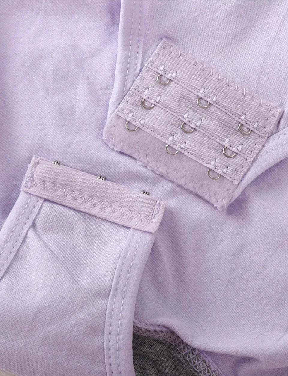Détail des agrafes du body corset sculptant OFFUZA, ajustement précis et maintien renforcé