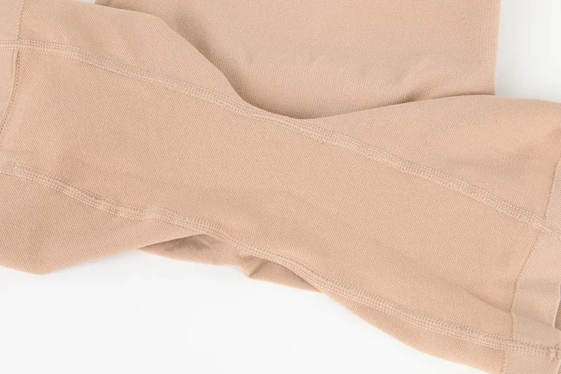 Détail de l’élasticité du body sculptant confort OFFUZA, tissu souple et respirant