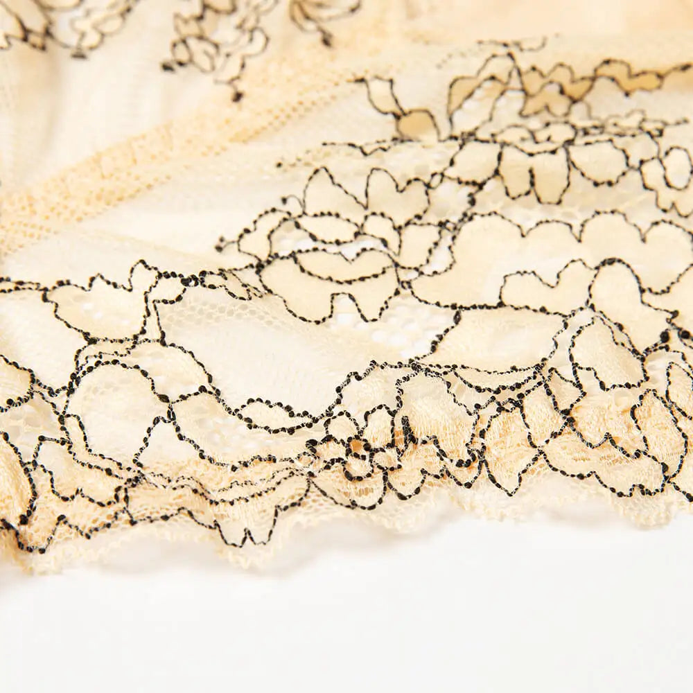 Gros plan sur la dentelle du body sculptant élégance OFFUZA, finition premium et féminine