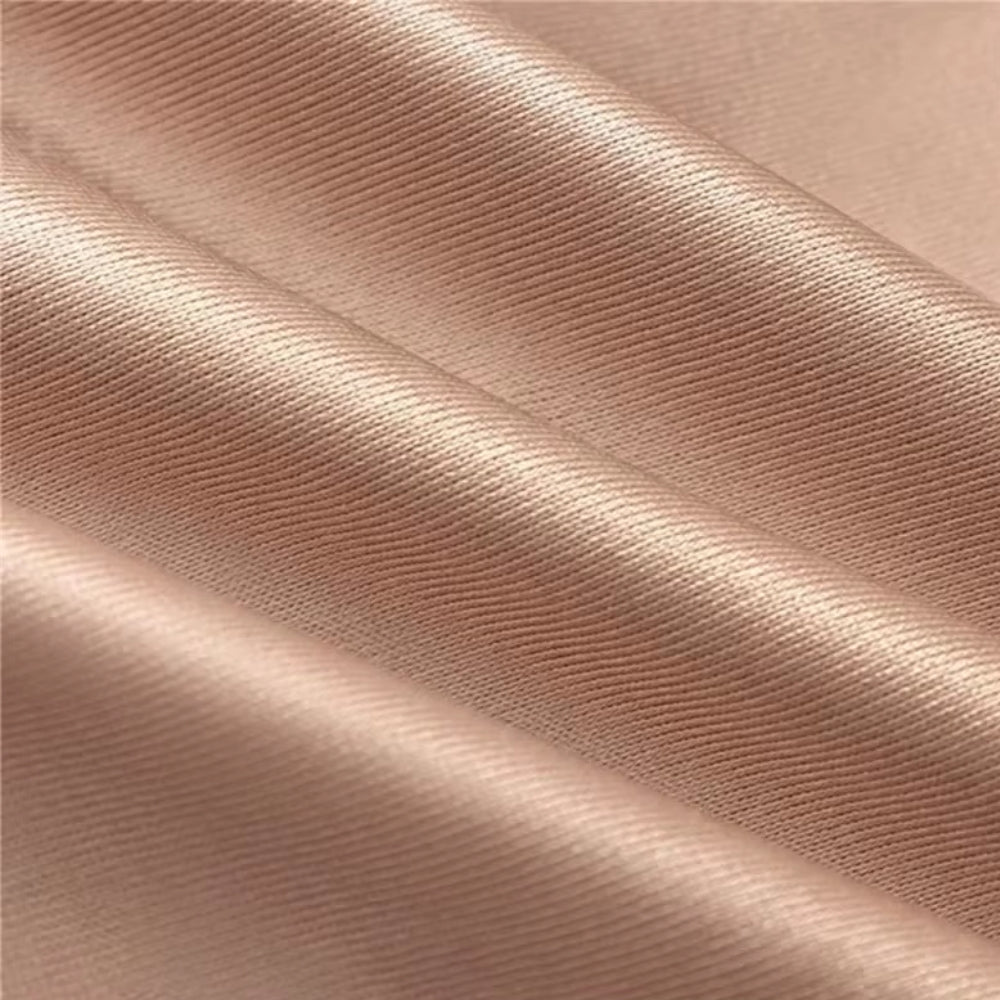 Gros plan sur le tissu de la culotte gainante dentelle OFFUZA, douceur et élasticité