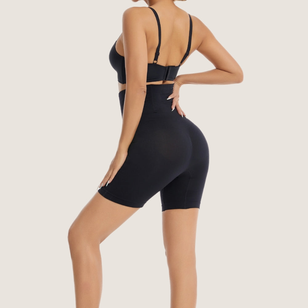 Shorty gainant seamless noir femme vu de dos, maintien discret et coupe sans couture